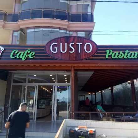 AHŞAP KOMPOZİT ZEMİN ÜZERİ IŞIKLI KUTU HARF & LOGO TABELA