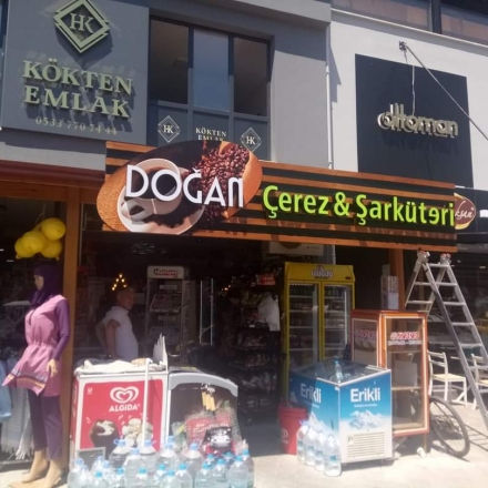 dogancerezsarkuteri_ahsapkompozitzeminuzeriisiklikutuharftabela