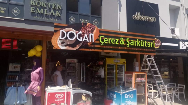 dogancerezsarkuteri_ahsapkompozitzeminuzeriisiklikutuharftabela