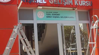 ozeledremitbireykisiselgelisimkursu_alikorkesmeyazıtabela