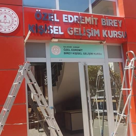 ozeledremitbireykisiselgelisimkursu_alikorkesmeyazıtabela